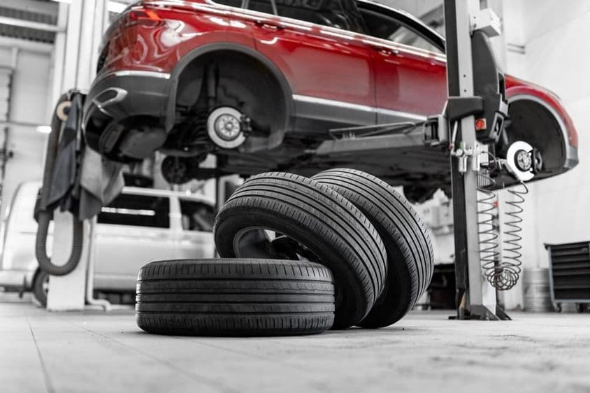 Autókerék-szolgáltatás autójavító műhelyben