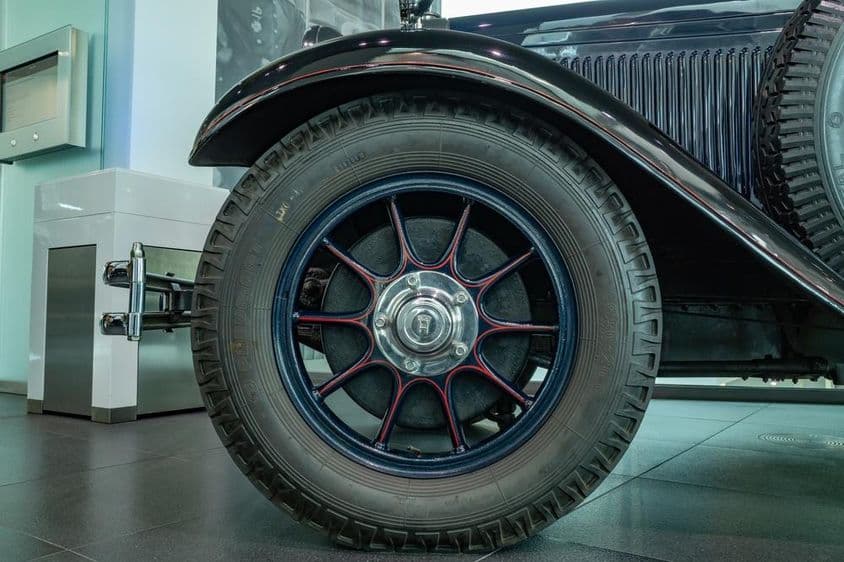 klasszikus gumiabroncs-mintával és fém küllőkkel