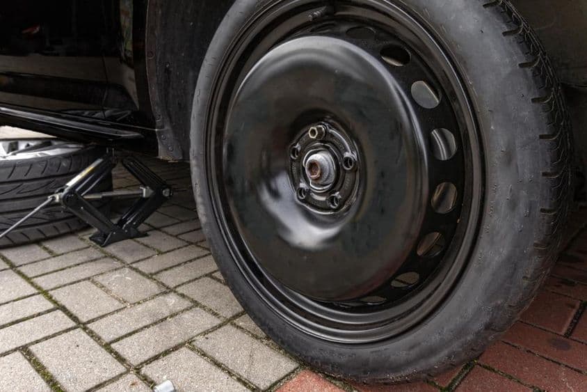 defekt cseréje az autópálya pihenőjében