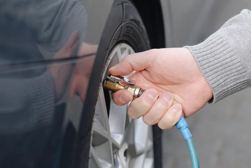 Légkompresszoros autógumi felfújása