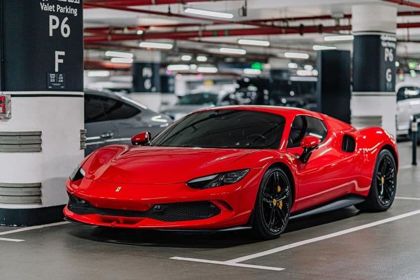 Piros Ferrari sportkocsi egy mélygarázsban