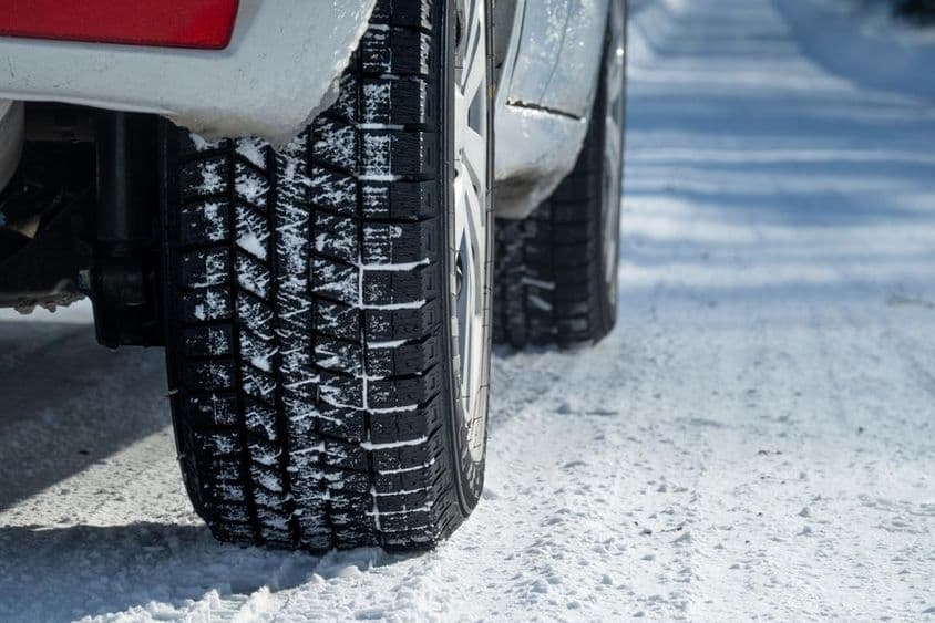 Kerék egy havas úton.