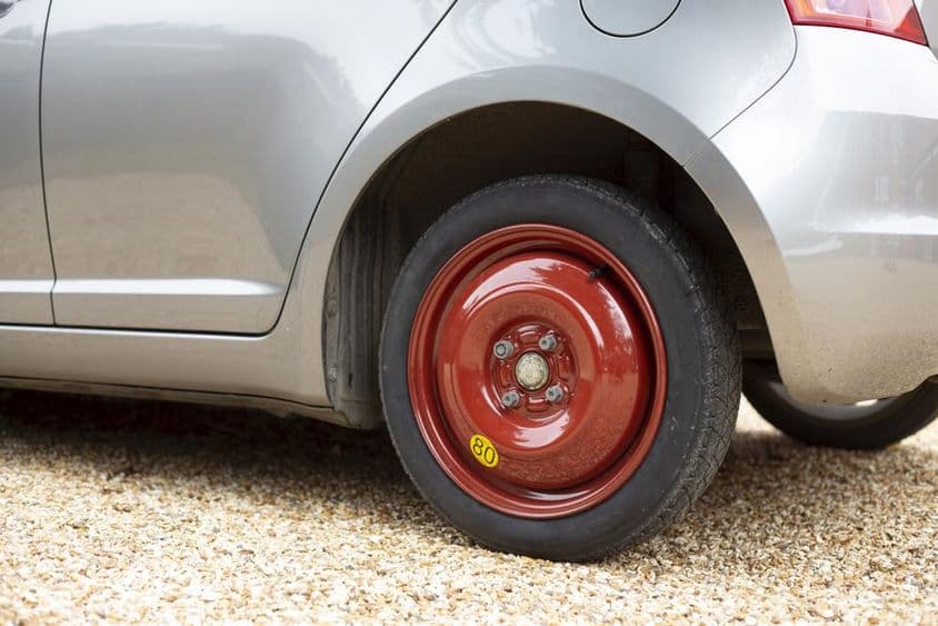 Helytakarékos pótkerék egy autón