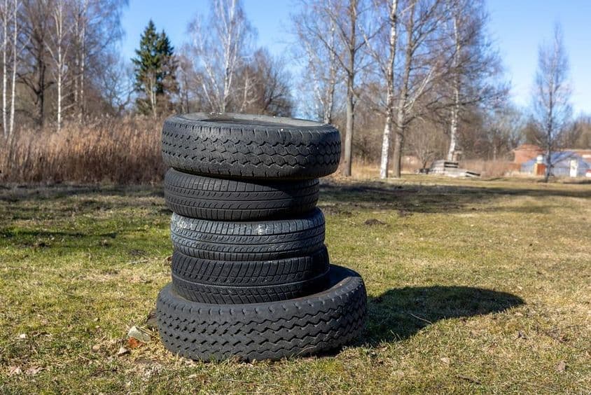 Használt autógumi abroncsok a fűben
