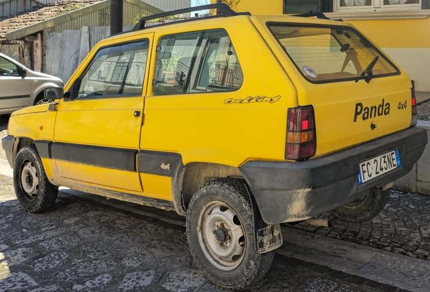 Sárga Fiat Panda 4x4 klasszikus kompakt terepjáró