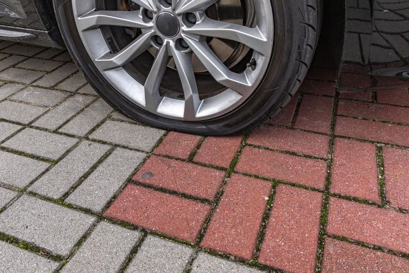 A parkolóban parkoló személygépkocsi defektje