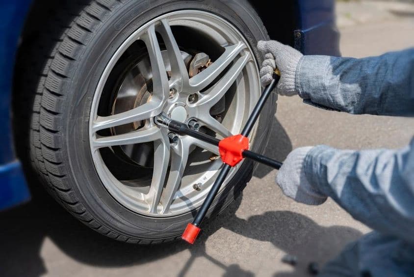 Autó Gumiabroncsának Cseréje