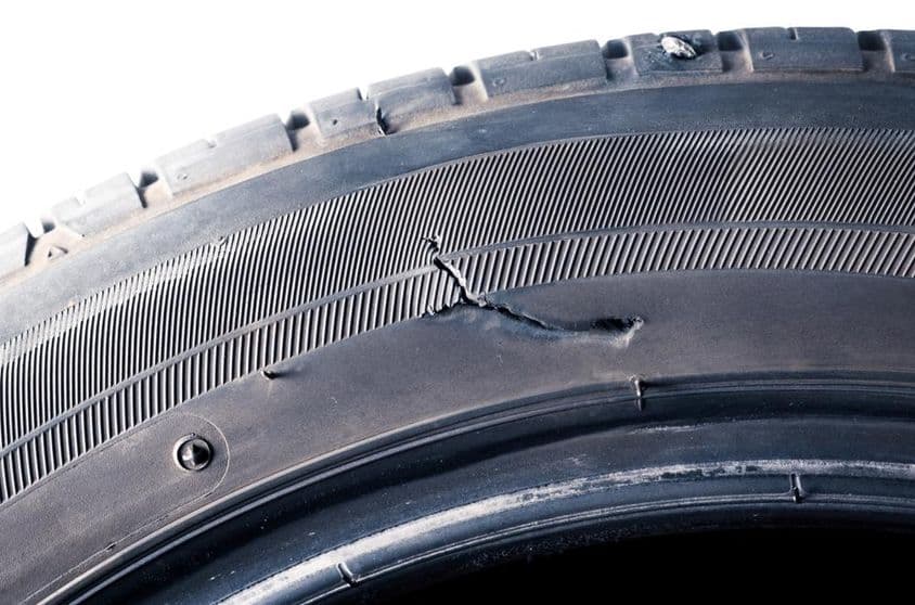 Az autógumik oldalfalán szakadás