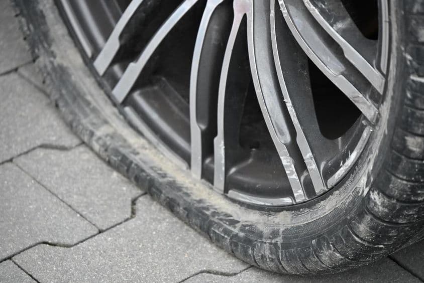 Átlyukadt Gumiabroncs egy auton