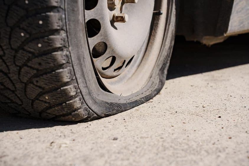 egy leeresztett autógumi