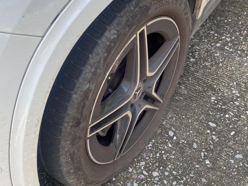 Mercedes Benz autó lapos gumiabroncsa
