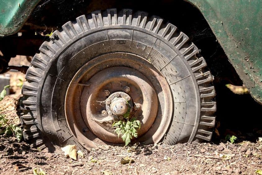 Régi elhagyatott veterán autó rozsdás kerékkel