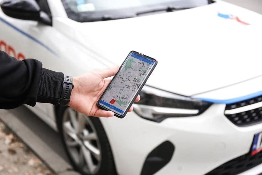 egy töltődő autómegosztó elektromos autó