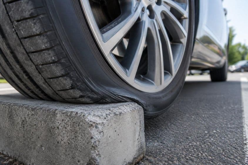 Kerék betonparkoló ütközőn